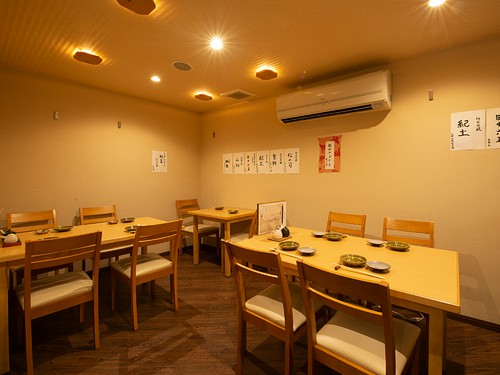 心和ませる落ち着いた雰囲気の店内