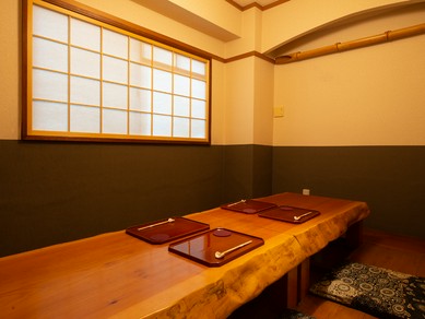 プライベート空間で食事を楽しめる個室も完備