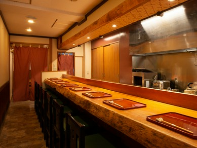 フラリと来店し、食事とお酒をひとり嗜む