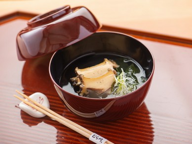 旬の食材を使った料理でゲストをおもてなし