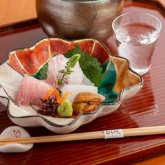 鮮度抜群！天然ものにこだわった『お造り盛り合わせ』