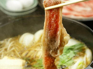 バリエーション豊富な料理を囲んで盛り上がる歓送迎会