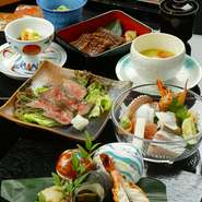 四季折々の旬食材をいただける懐石コース。顔合わせや節句など、大切なお祝いごとがある時にオススメです。サクサクの天ぷら、新鮮な魚介、お肉など、全10品をご賞味あれ。