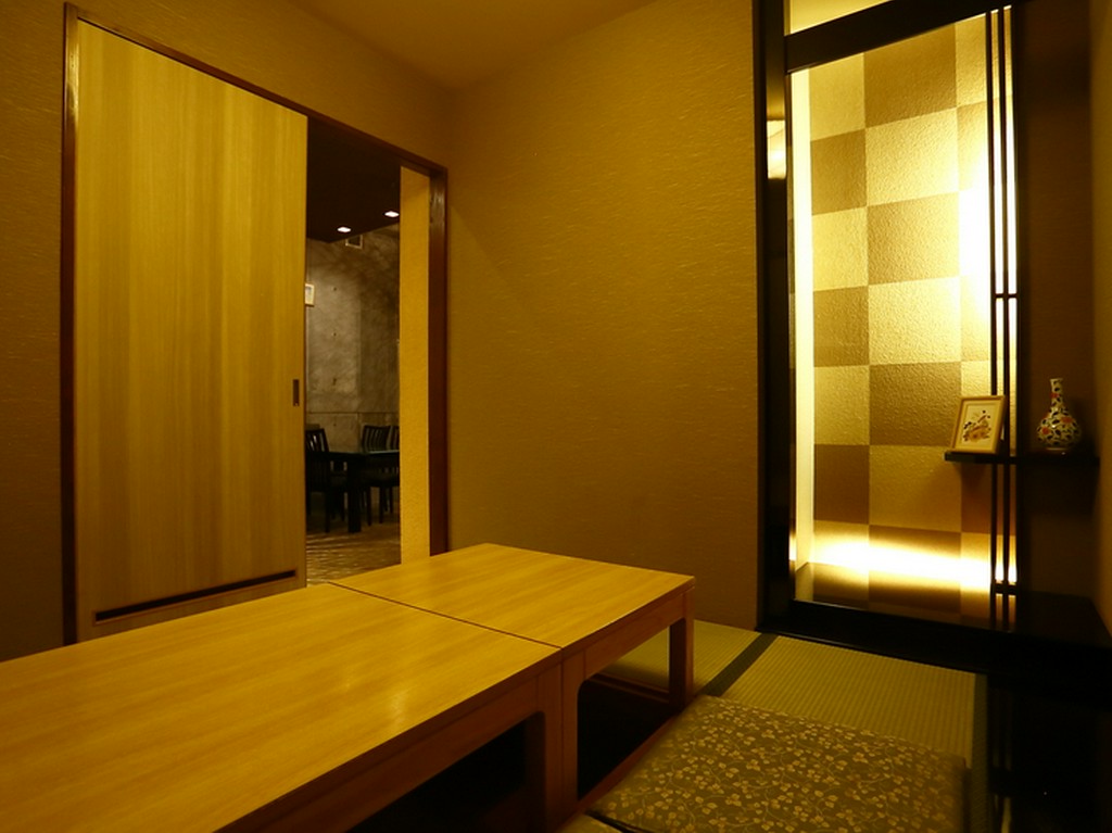 扉付きの完全個室は、掘り炬燵式でゆったりくつろげる