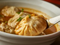 ネパールの定番料理！スパイシーなソースをつけて食べる蒸し餃子
