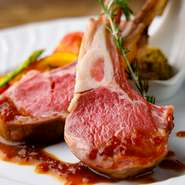 じっくりオーブンで焼き上げられた『ラムチョップ』。ニュージーランド産のラム肉を使い、素材のおいしさをダイレクトに感じられる一品。レア肉の柔らかなおいしさを堪能あれ。