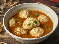 ネパールの定番料理！スパイシーなソースをつけて食べる蒸し餃子をスープ仕立てに