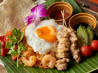 インドネシアの定番。本場の味付けに沢山のおかずが乗った大満足なピリ辛のチャーハン！！
