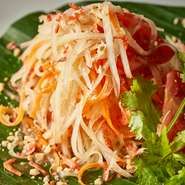 タイの定番サラダを本格的に！南国気分が味わえる当店おすすめのサラダです。
