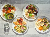 ランチセット一例
◆メイン：カオマンガイ
◆デリ：オレンジのキャロッットラぺ　燻製ナッツの芳ばしい香り、プロヴァンス風ポテトサラダ～など
◆日替わりスープ
◆日替わりサラダ
◆お好きなランチドリンク