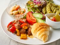 ランチセット一例
◆メイン：牛ステーキ＆日替わりパン
◆デリ：フリッジマカロニのジェノベーゼマリネ、オレンジのキャロッットラぺ

◆日替わりスープ
◆日替わりサラダ
◆お好きなランチドリンク