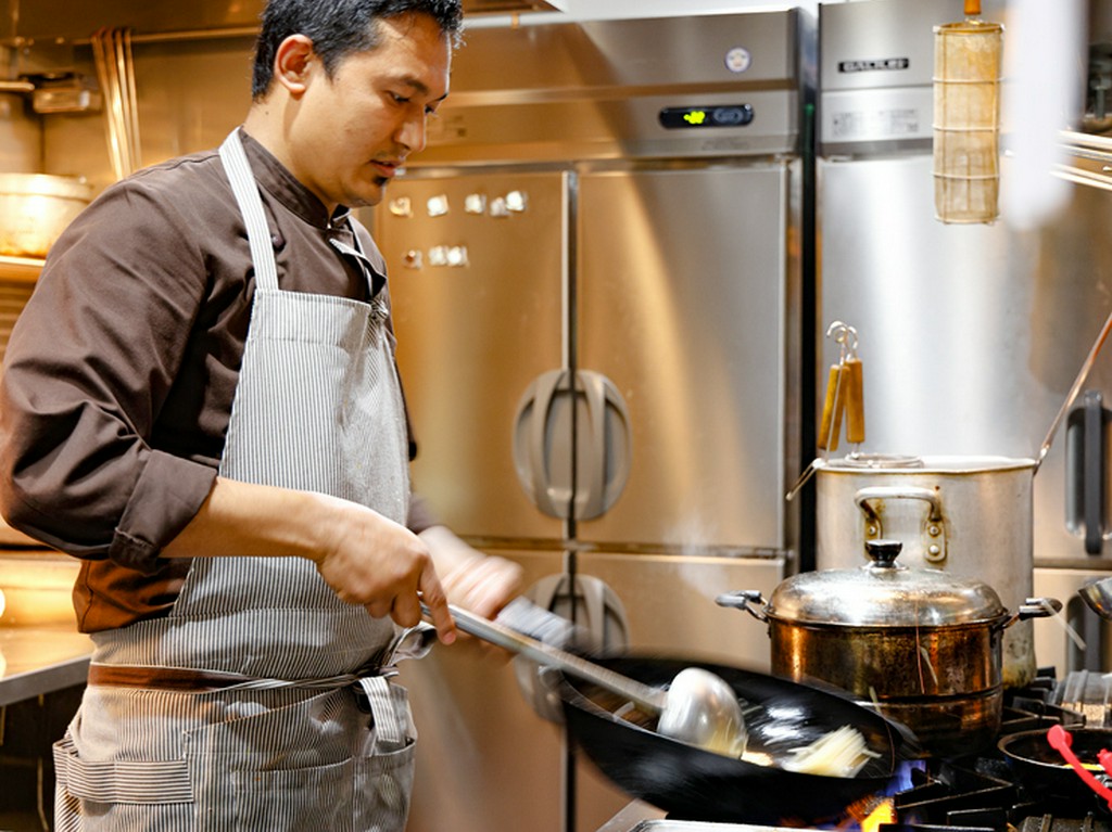 多彩なジャンルの店舗で料理長を務めた、熟練の料理人