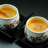 茶碗蒸しはだしのきいた正統派和食の一品でありながら、黒トリュフがのっていたり、中には意外な洋食材が入っていたりとサプライズ感たっぷり。そのせいか、シャンパンのアテにするという女性客も。