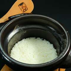 産直米を精米し立てで炊いた、アテになる「アテしゃり」と自家製の塩などをセットにした『銀しゃりセット』