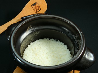 産直米を精米し立てで炊いた、アテになる「アテしゃり」と自家製の塩などをセットにした『銀しゃりセット』