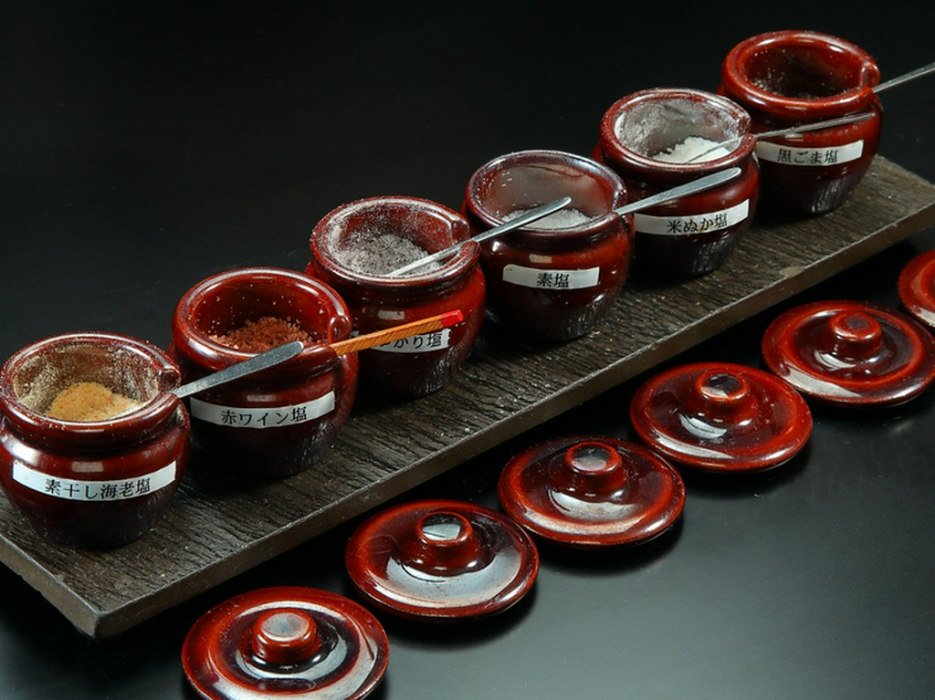 ご飯のお供に。種類豊富な『自家製の塩』