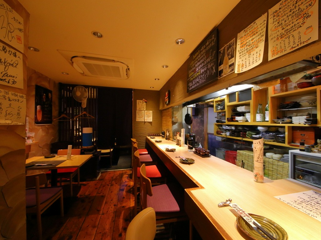 おいしい料理とお酒をカウンターでじっくりいただくのも一興