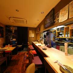 おいしい料理とお酒をカウンターでじっくりいただくのも一興