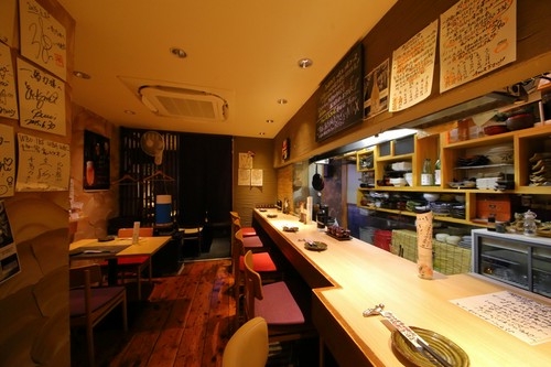 おいしい料理とお酒をカウンターでじっくりいただくのも一興