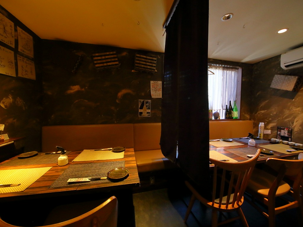 テーブルは幅広のゆったりサイズ。テーブル間には間仕切りも