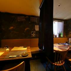 テーブルは幅広のゆったりサイズ。テーブル間には間仕切りも