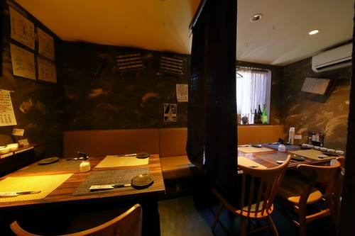 テーブルは幅広のゆったりサイズ。テーブル間には間仕切りも