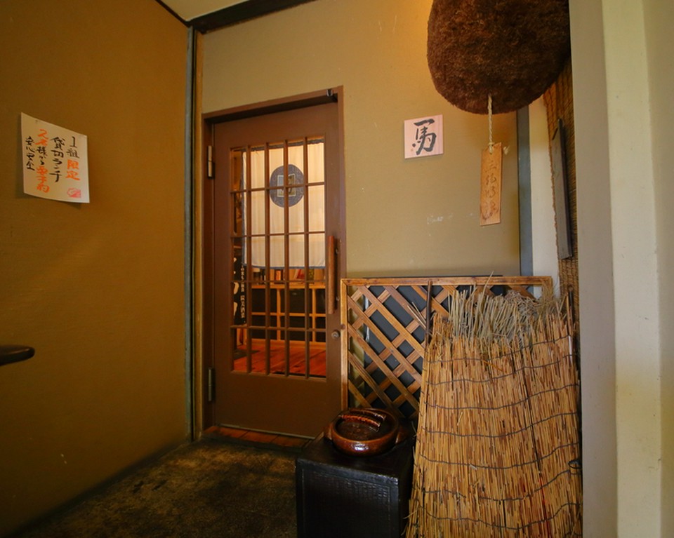 入口は和テイスト。おいしいひとときの始まりに胸が躍ります