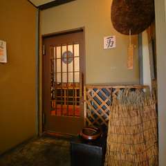 入口は和テイスト。おいしいひとときの始まりに胸が躍ります