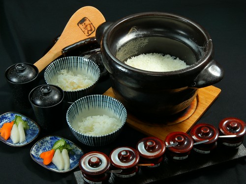 土鍋で炊いたご飯を自家製塩で。お米本来のおいしさがわかります