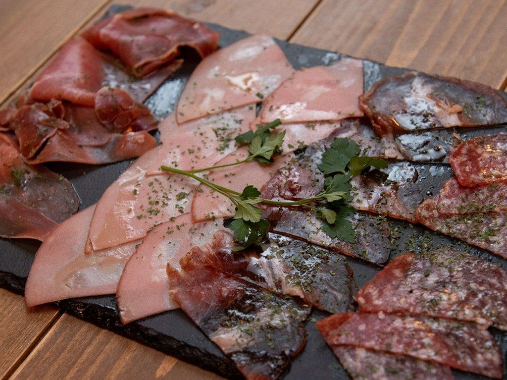 お酒のパートナーにピッタリ『生ハム盛り合わせ（Lサイズ）』