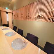 季節感を大切にし、優しさに包まれた味付けで、感動を与えてくれる料理と、ゆったりとした時間の流れに、心が癒される空間。そんな“感”と“間”を大切にした日本料理店が、【和と魚　感と間】です。