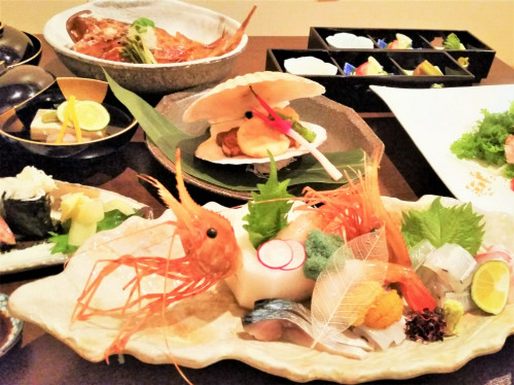 見た目にも鮮やかで美しい。旬魚や季節の食材を使用した和食料理