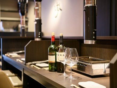 お肉に合う厳選ワインは30種類以上。