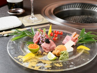 キャビアやうにを添えた『特選和牛　お刺身炙り盛り合わせ（3種）』は贅をつくした一皿