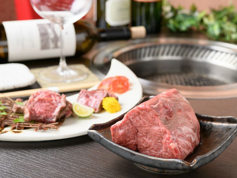 目の前で焼き上げた後、厨房で美しく盛り付けて提供する『名物かたまり肉』