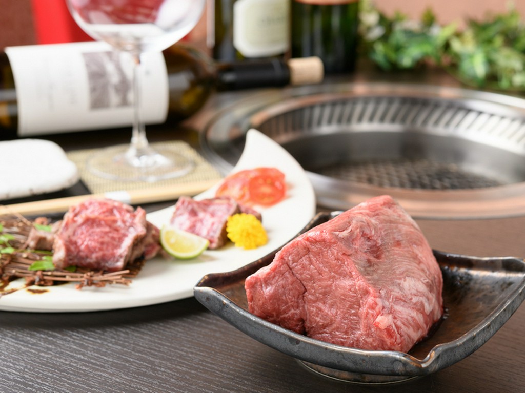 目の前で焼き上げた後、厨房で美しく盛り付けて提供する『名物かたまり肉』