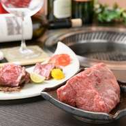 目の前で焼き上げた後、厨房で美しく盛り付けて提供する『名物かたまり肉』