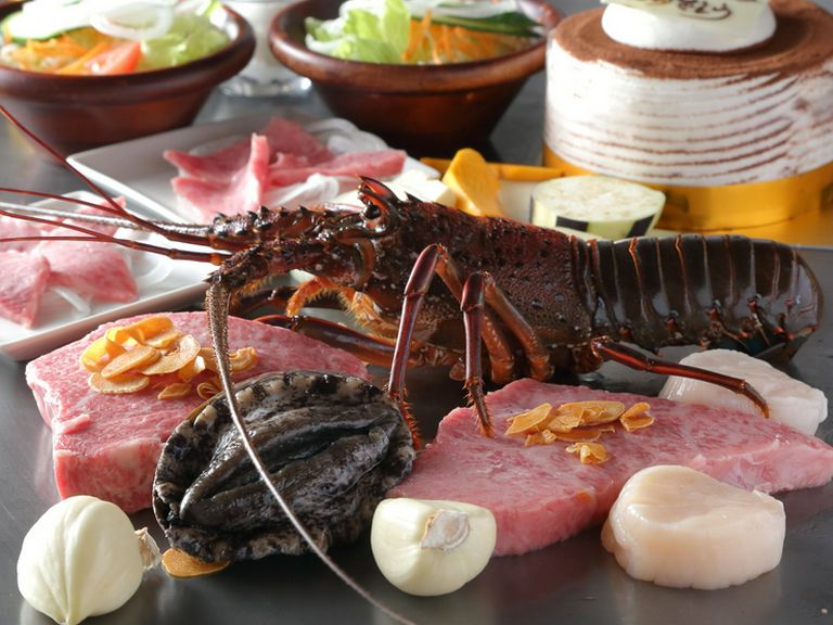 豪華! 伊勢海老と最高ランク黒毛和牛、黒鮑がすべて堪能できる『伊勢海老付き記念日コース』