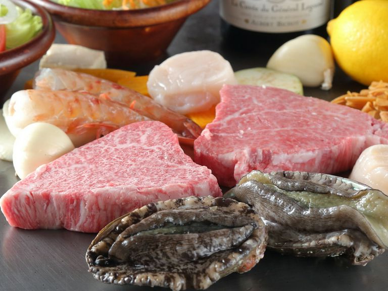 黒鮑が丸ごと1匹、独り占めの贅沢を存分に『あわびと最高級A5ランク黒毛和牛のロースステーキコース』