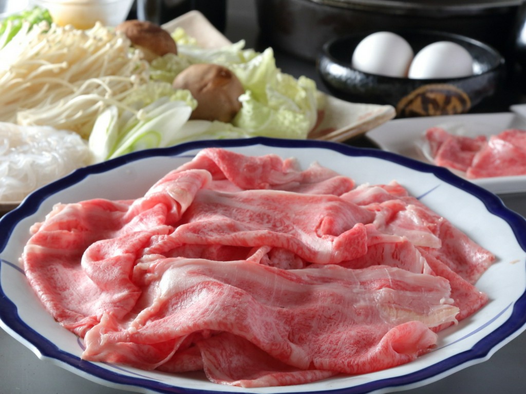 最高級A5ランクの黒毛和牛の中でも、きめ細やかな霜降り肉にこだわった『すき焼きコース』