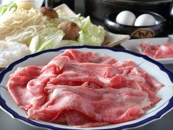 最高級A5ランクの黒毛和牛の中でも、きめ細やかな霜降り肉にこだわった『すき焼きコース』