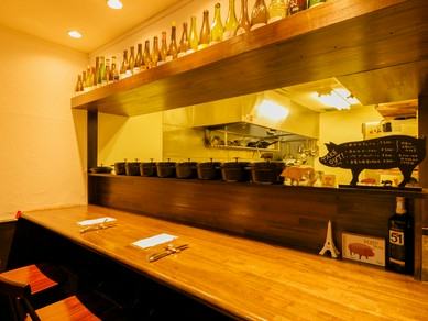 サク飲みにもピッタリ。シェフとの会話も楽しめるカウンター
