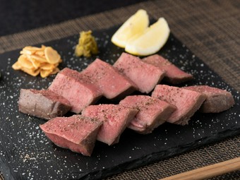 しっとり柔らかでジューシー。淡いピンク色も美しい『焼かないステーキ 極厚タン』