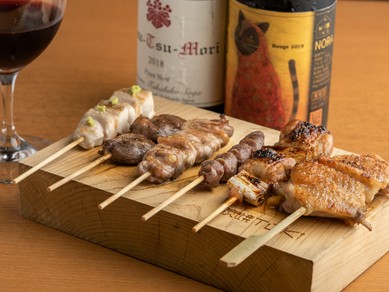 ナチュラルワインが楽しめるカジュアルな焼鳥店