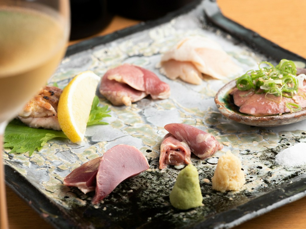 新鮮な地鶏のいろいろな部位が楽しめる『媛っ子地鶏　造り盛り』