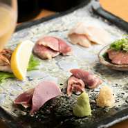 秋山さんの新鮮な媛っこ地鶏を造り盛りに。『砂ズリ』は繊維質で咀嚼感が楽しめ、『キモ』も絶品。『むね』と『もも』の違いも楽しめて、『心』や『ソリレス』などの部位もあります。