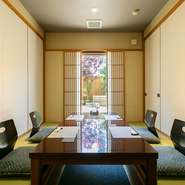 2名様からご利用可能な完全個室がございます。
窓からは日本庭園が見え、風情があります。