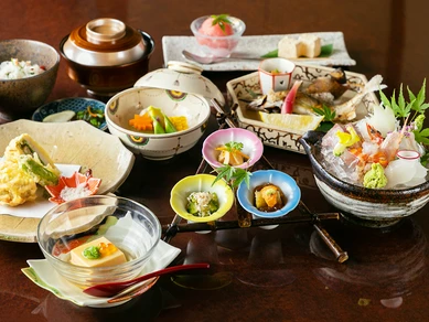 旬の食材をふんだんに使用。月によって内容が変わり、四季の移ろいを感じられる『おまかせ会席　みやび』