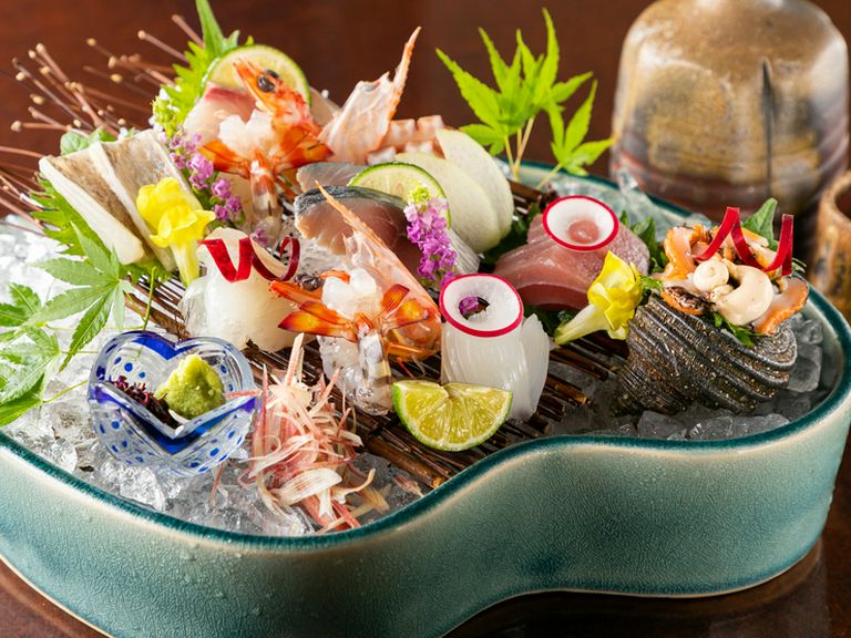 どんな魚を盛り合わせるかは、その日の仕入れ次第。目にも舌にもおいしい『お造り盛り合わせ』