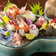 旬の魚介類を業者に持ってきてもらい、その中からより良いものを厳選して仕入れるので、お造りは鮮度・質ともに抜群。7～8種類を少しずつ盛り付けているので、色々食べられるのも嬉しいポイント。画像は2人前です。